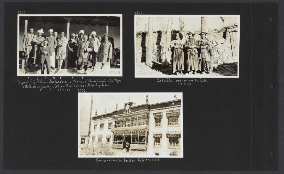 Albumblad met 3 fotos. Linksboven het expeditiegezelschap voor het huis van Kh, Bestanddeelnr 32 062