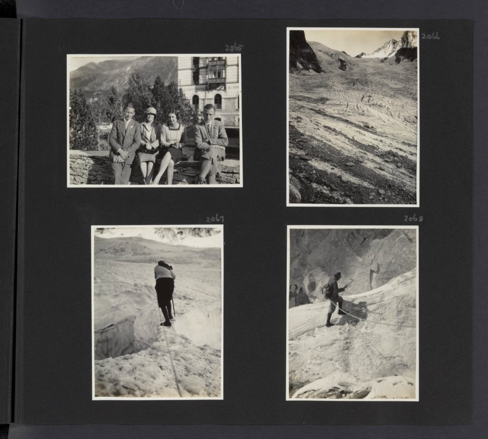 Albumblad met vier fotos. Een gezelschap op een muurtje, waarschijnlijk in Zwit, Bestanddeelnr 31 35