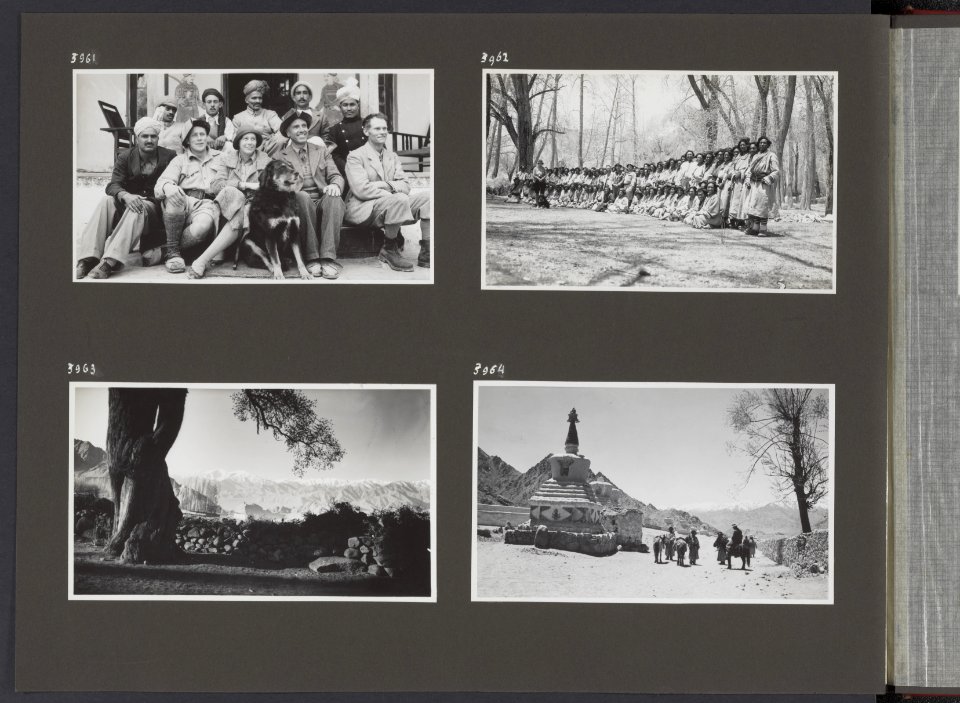 Albumblad met vier fotos linksboven gezelschap met expeditie leden. V.l.n.r. z, Bestanddeelnr 38 18