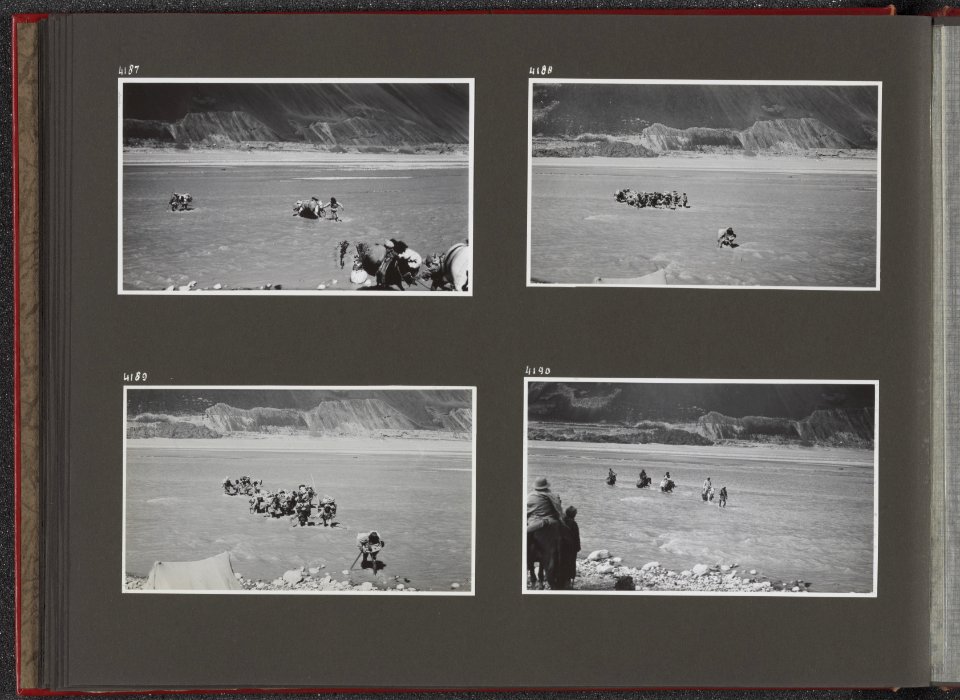 Albumblad met vier fotos. Linksboven zwaar bepakte paarden worden door een riv, Bestanddeelnr 39 26