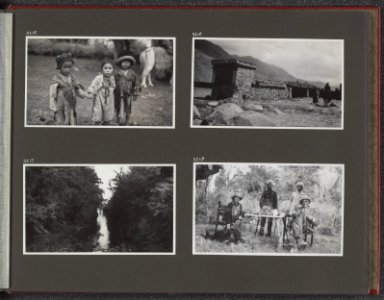 Albumblad met vier fotos. Linksboven drie kinderen. Rechtsboven stenen huizen, Bestanddeelnr 39 33