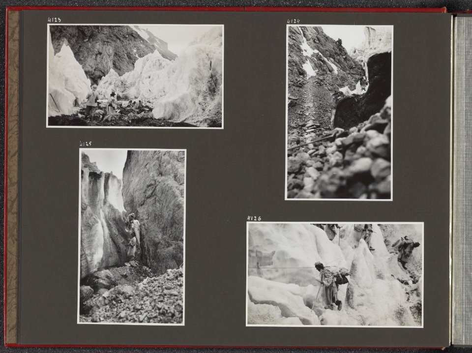 Albumblad met vier fotos. Linksboven expeditieleden rusten uit op de Kyagar-gl, Bestanddeelnr 39 10