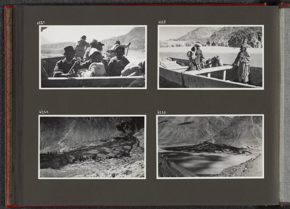 Albumblad met vier fotos. Linksboven expeditieleden en een schaap in een boot , Bestanddeelnr 39 36
