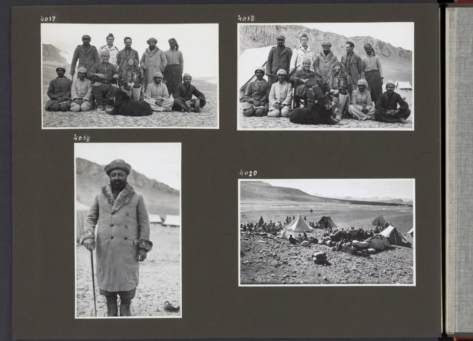 Albumblad met vier fotos. linksboven De expeditie deelnemers. Zittend in het m, Bestanddeelnr 38 32