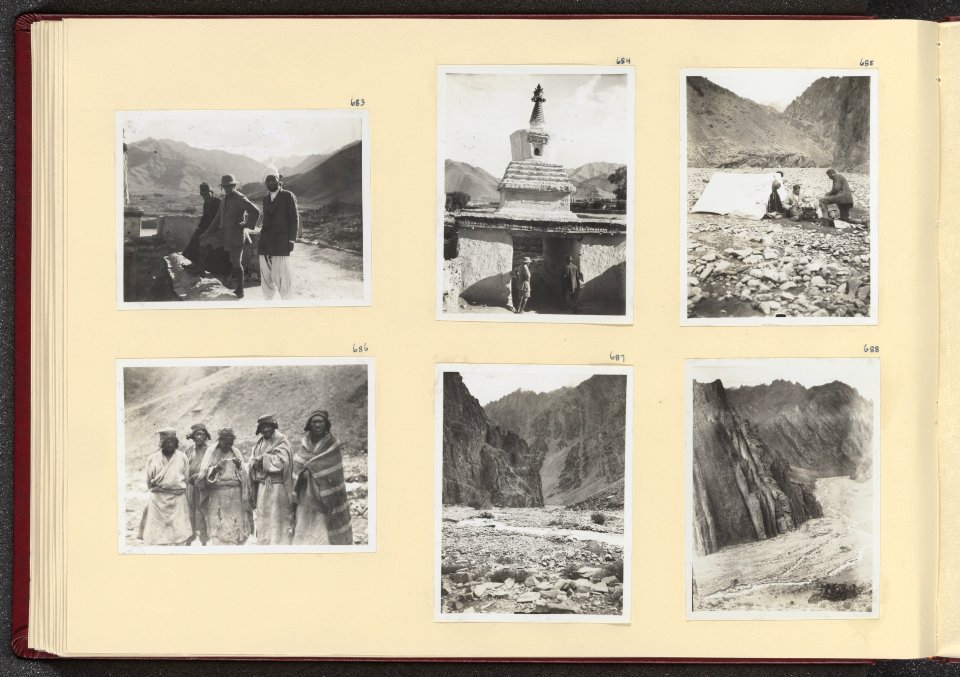 Albumblad met zes fotos. Linksboven Ph.C. Visser op het dak van het paleis in , Bestanddeelnr 24 54