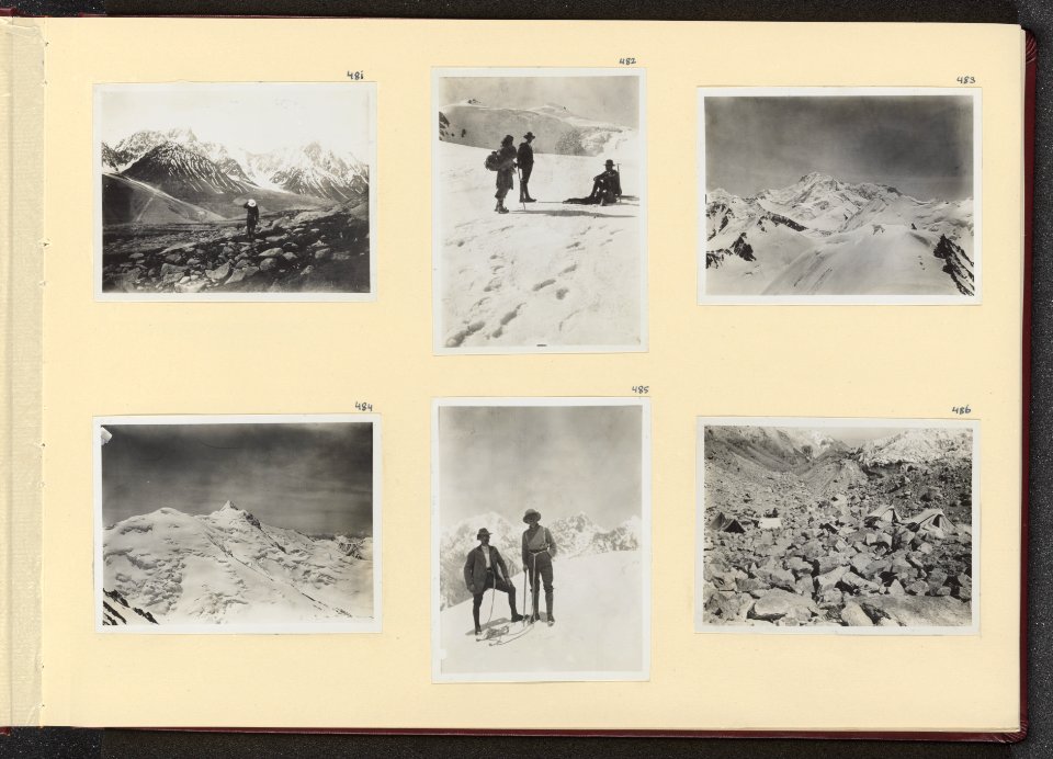 Albumblad met zes fotos. Linksboven berggroep ten noorden van Sasir bij zonson, Bestanddeelnr 24 21