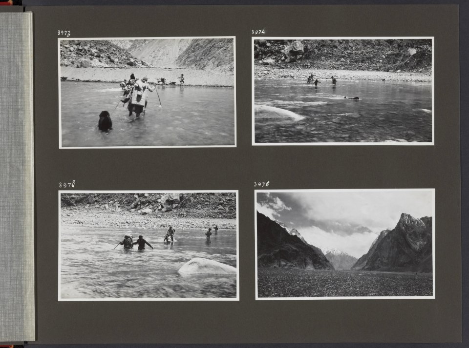 Albumblad met vier fotos. linksboven De expeditie bij het doorwaden van de Shy, Bestanddeelnr 38 21