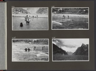 Albumblad met vier fotos. linksboven De expeditie bij het doorwaden van de Shy, Bestanddeelnr 38 21