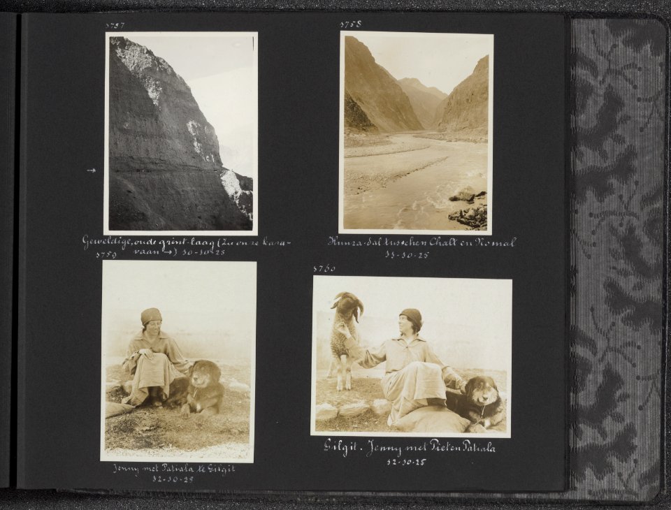 Albumblad met vier fotos. linksboven De karavaan over een smal pad in een reus, Bestanddeelnr 29 81