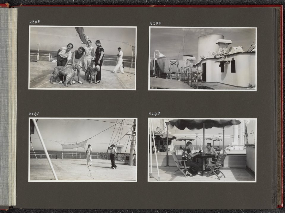 Albumblad met vier fotos. Linksboven vier dames met twee hazewindhonden op een, Bestanddeelnr 40 05
