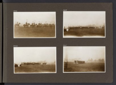 Albumblad met vier nummers. Linksboven een langstrekkend eskader cavallerie tij, Bestanddeelnr 36 19