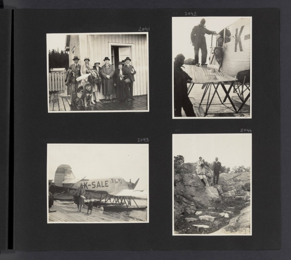 Albumblad met vier fotos. Linksboven gezelschap bij het vertrekpunt van een wa, Bestanddeelnr 31 23