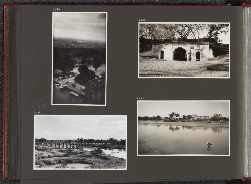 Albumblad met vier fotos. Linksboven gedeelte van tempel met een groot beeld v, Bestanddeelnr 40 46