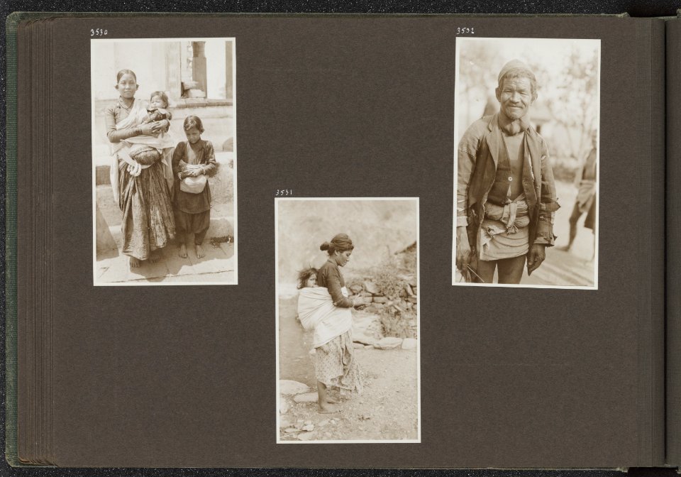 Albumblad met drie foto's. Links moeder met baby en meisje. Midden moeder met , Bestanddeelnr 37 38