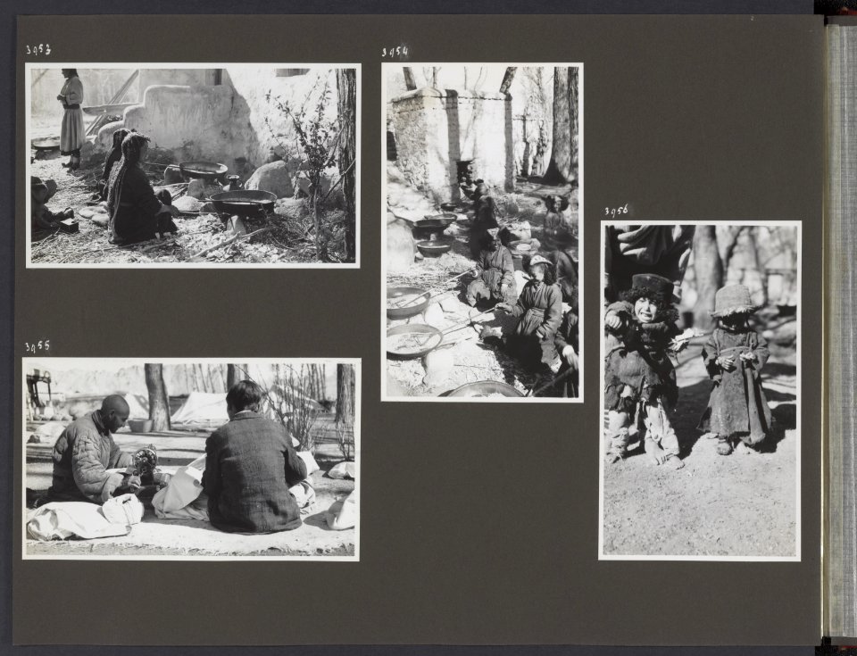 Albumblad met vier fotos. linksboven Vrouwen roosteren het graan ter conservat, Bestanddeelnr 38 16
