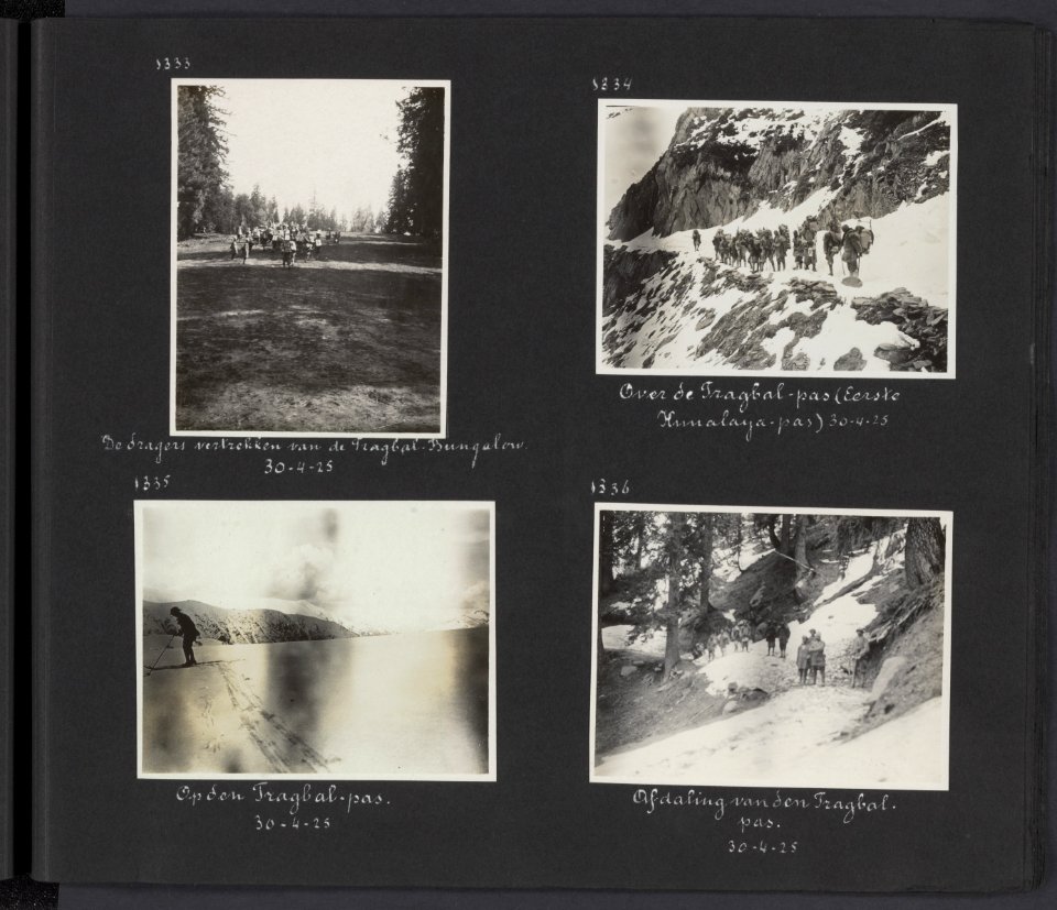 Albumblad met vier fotos. Linksboven de dragers vertrekken vanaf de Tragbal-bu, Bestanddeelnr 27 69