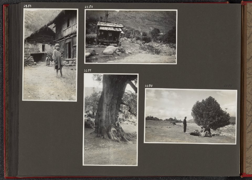 Albumblad met vier fotos. Linksboven twee kinderen in een bergdorp. Rechtsbove, Bestanddeelnr 39 50