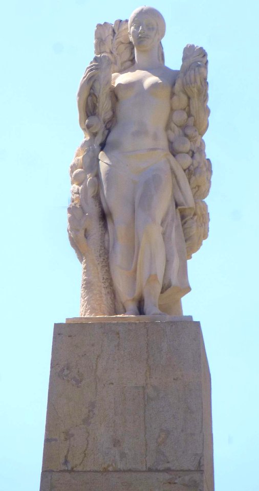 Alcira - Plaça del Regne, Monumento al Llaurador 4