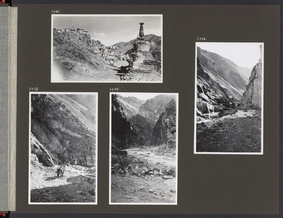 Albumblad met vier fotos. Linksboven de stad Leh in Ladakh. Rechts op de voorg, Bestanddeelnr 38 13