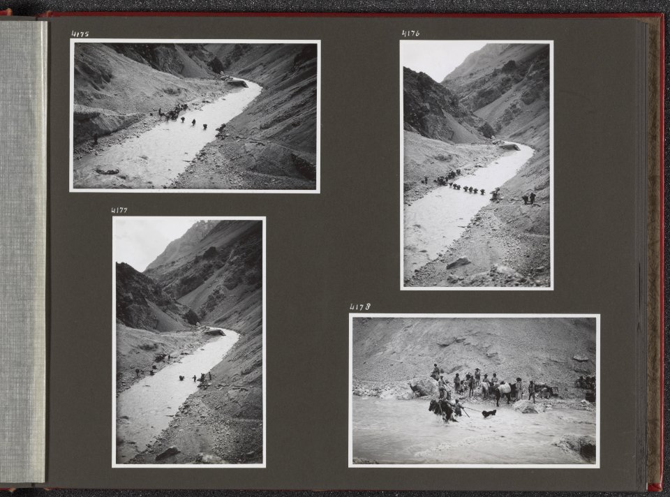 Albumblad met vier fotos. Linksboven groep mannen waden door een rivier bij he, Bestanddeelnr 39 23
