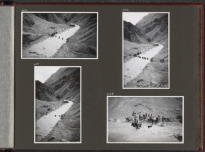 Albumblad met vier fotos. Linksboven groep mannen waden door een rivier bij he, Bestanddeelnr 39 23