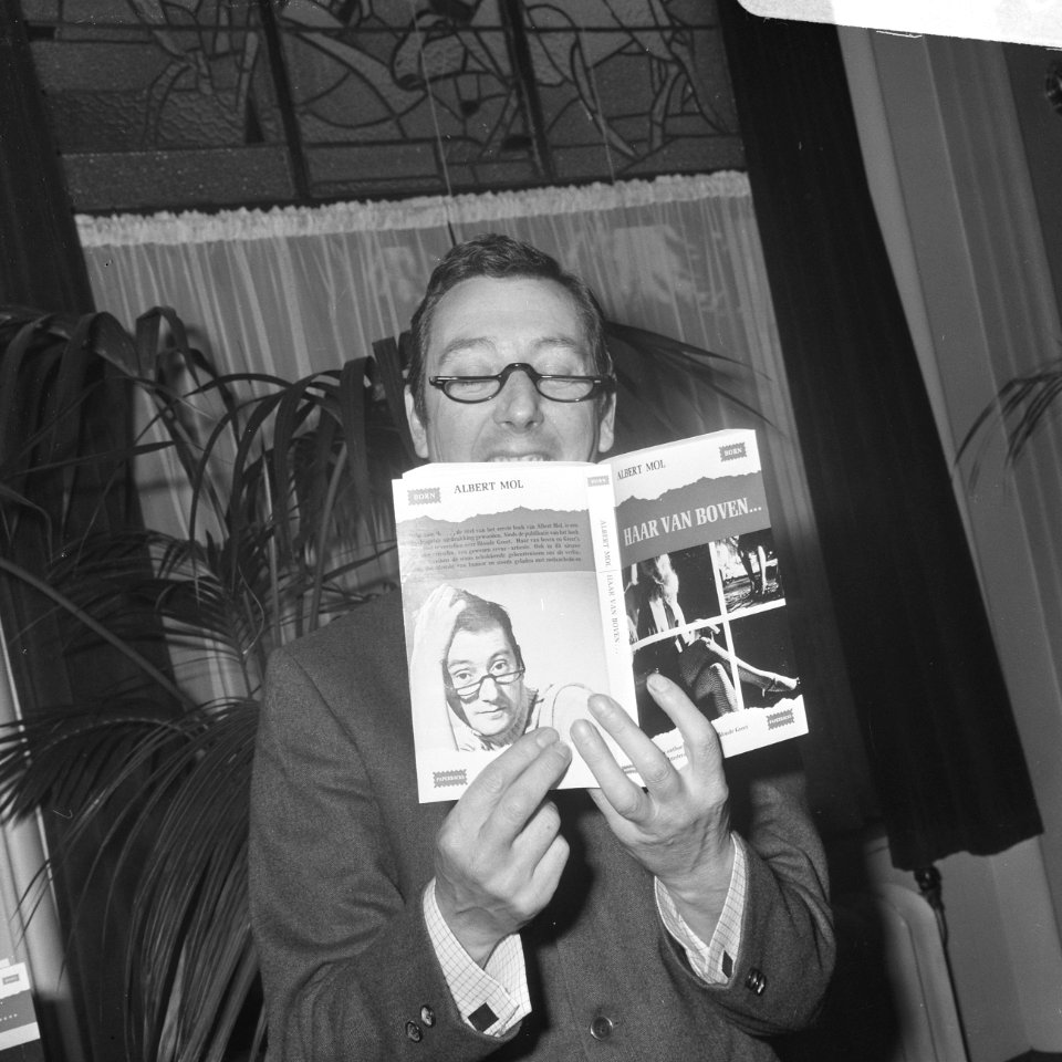 Albert Mol leest een stukje voor uit zijn boek, Bestanddeelnr 921-7140