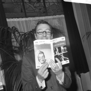 Albert Mol leest een stukje voor uit zijn boek, Bestanddeelnr 921-7140