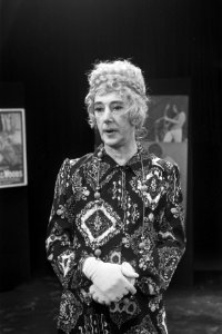 Albert Mol als vrouw verkleed in TV-programma A star is born, Bestanddeelnr 925-8442