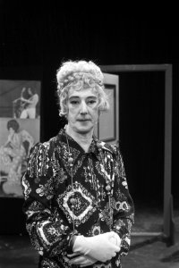 Albert Mol als vrouw verkleed in TV-programma A star is born, Bestanddeelnr 925-8441