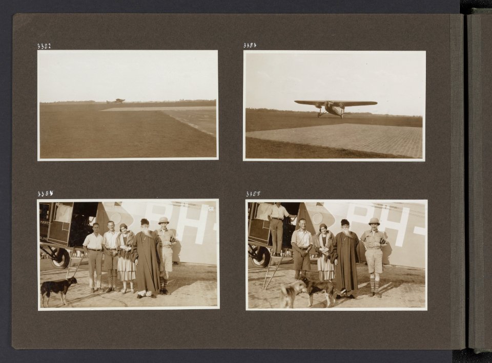 Albumblad met vier fotos. Linksboven tweemotorig vliegtuig op een landingsbaan, Bestanddeelnr 36 32