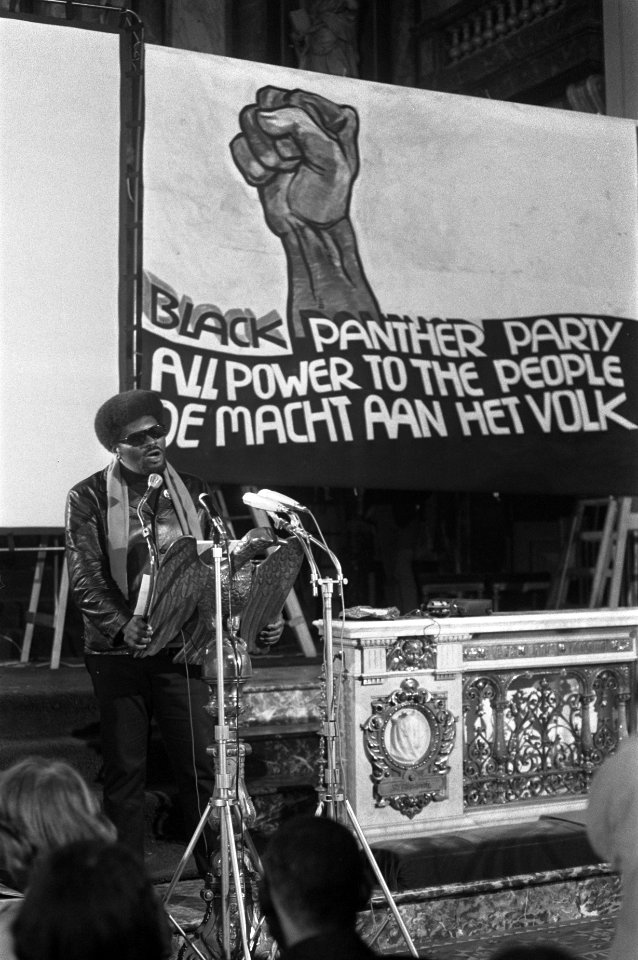 Albert Howard hield lezing over Black Panther beweging in USA in Mozes en Aaro, Bestanddeelnr 923-1655