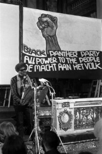 Albert Howard hield lezing over Black Panther beweging in USA in Mozes en Aaro, Bestanddeelnr 923-1655