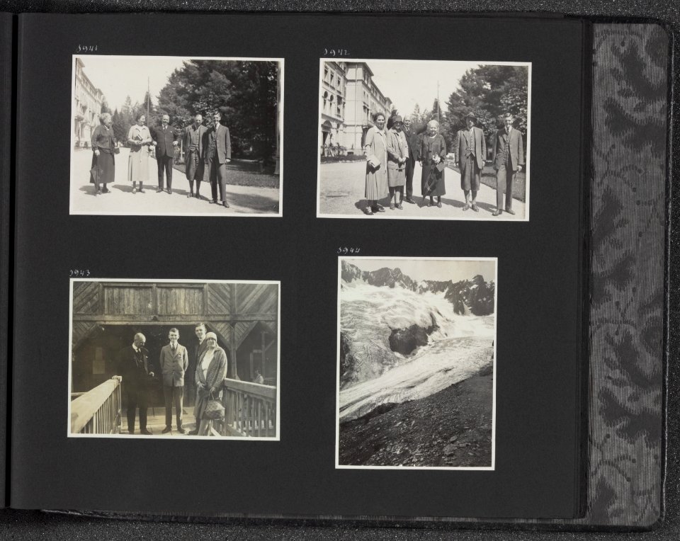 Albumblad met vier fotos. Linksboven gezelschap in tuin van een groot huis (ho, Bestanddeelnr 30 71