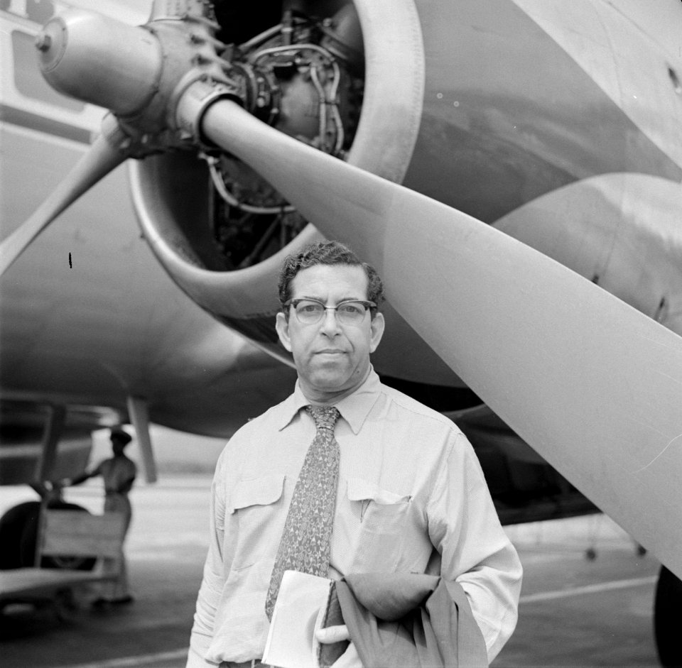 Albert Helman voor de Convair 340 van de KLM op het vliegveld Piarco van Port of, Bestanddeelnr 252-2654