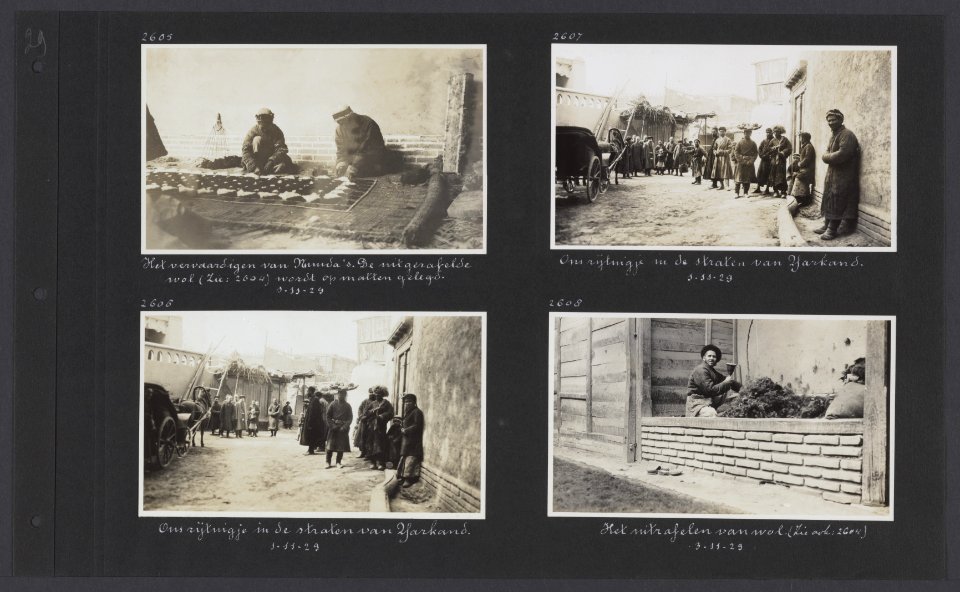 Albumblad met vier fotos. Linksboven het maken van wollen vilten kleden - Num, Bestanddeelnr 33 059