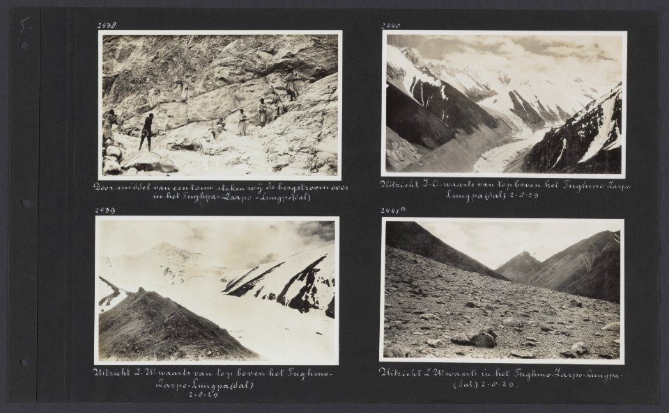 Albumblad met vier fotos. Linksboven expeditieleden steken aan een touw een be, Bestanddeelnr 33 011