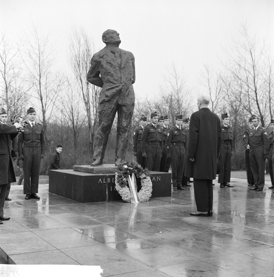 Albert Plesman herdenking in Den Haag , luitenant generaal H Schaper legt krans, Bestanddeelnr 915-8931