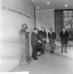 Albert Plesman herdenking in Den Haag , H Albarda commissaris KLM legt krans bi, Bestanddeelnr 915-8934
