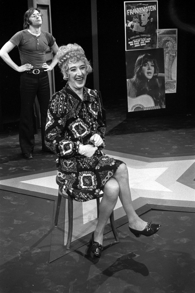 Albert Mol als vrouw verkleed in TV-programma A star is born, Bestanddeelnr 925-8440