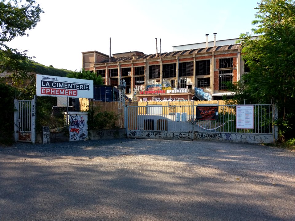 Albigny-sur-Saône - Cimenterie éphémère, portail fermé