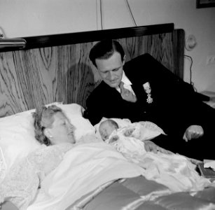 Albert van Abbe, zijn vrouw Marijke Hoffmann en hun baby op bed, Bestanddeelnr 255-8585 photo