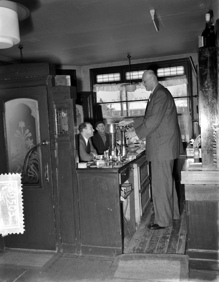 Albert J. Kramer, de grootste man ter wereld (2.42 m) in zijn café op de hoek va, Bestanddeelnr 906-9503