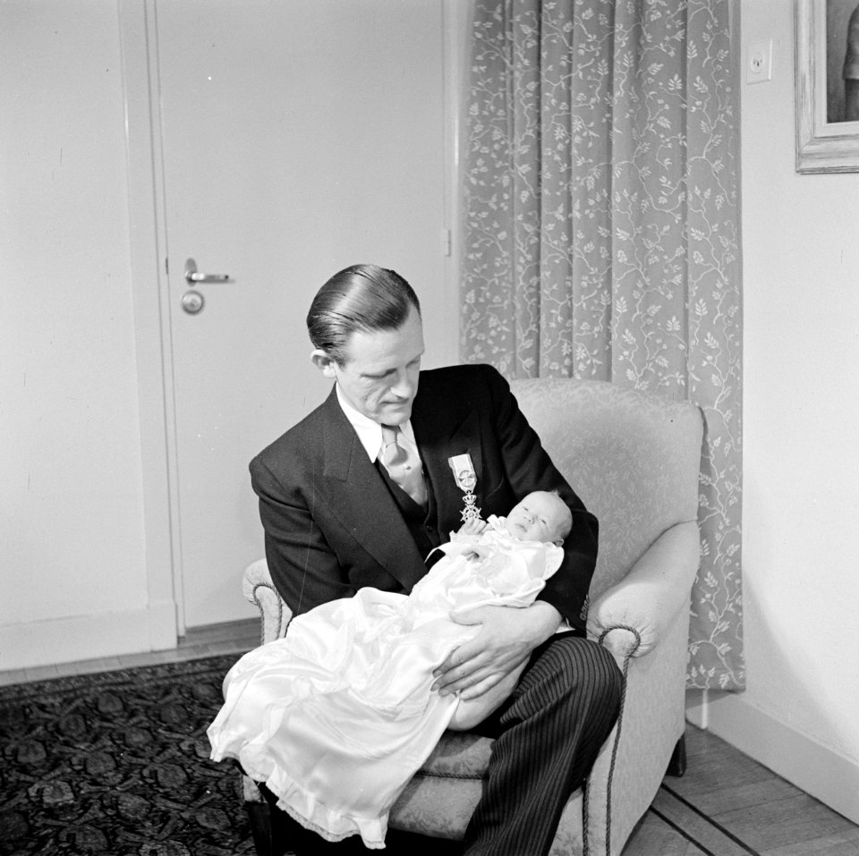 Albert van Abbe houdt baby op de arm, Bestanddeelnr 255-8586