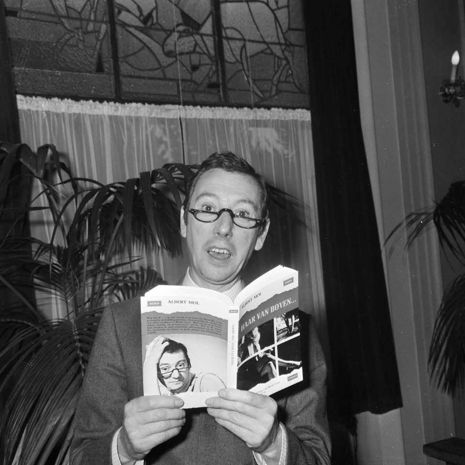 Albert Mol leest een stukje voor uit zijn boek, Bestanddeelnr 921-7139