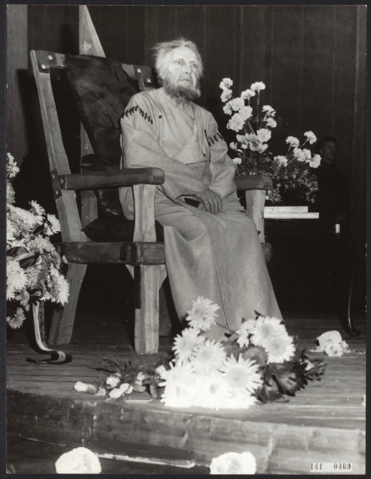 Albert van Dalsum tijdens de huldiging na zijn afscheidsvoorstelling King Lear, Bestanddeelnr 141-0469