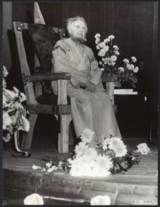 Albert van Dalsum tijdens de huldiging na zijn afscheidsvoorstelling King Lear, Bestanddeelnr 141-0469