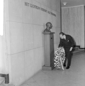 Albert Plesman herdenking in Den Haag , H Albarda commissaris KLM legt krans bi, Bestanddeelnr 915-8932