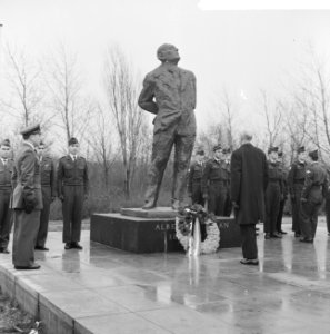 Albert Plesman herdenking in Den Haag , luitenant generaal H Schaper legt krans, Bestanddeelnr 915-8930