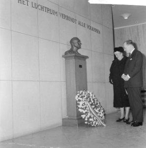 Albert Plesman herdenking in Den Haag , H Albarda commissaris KLM legt krans bi, Bestanddeelnr 915-8933