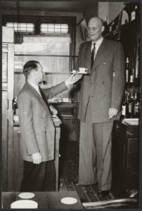 Albert J. Kramer, de grootste man ter wereld (2.42 m) in zijn café op de hoek va, Bestanddeelnr 091-0429